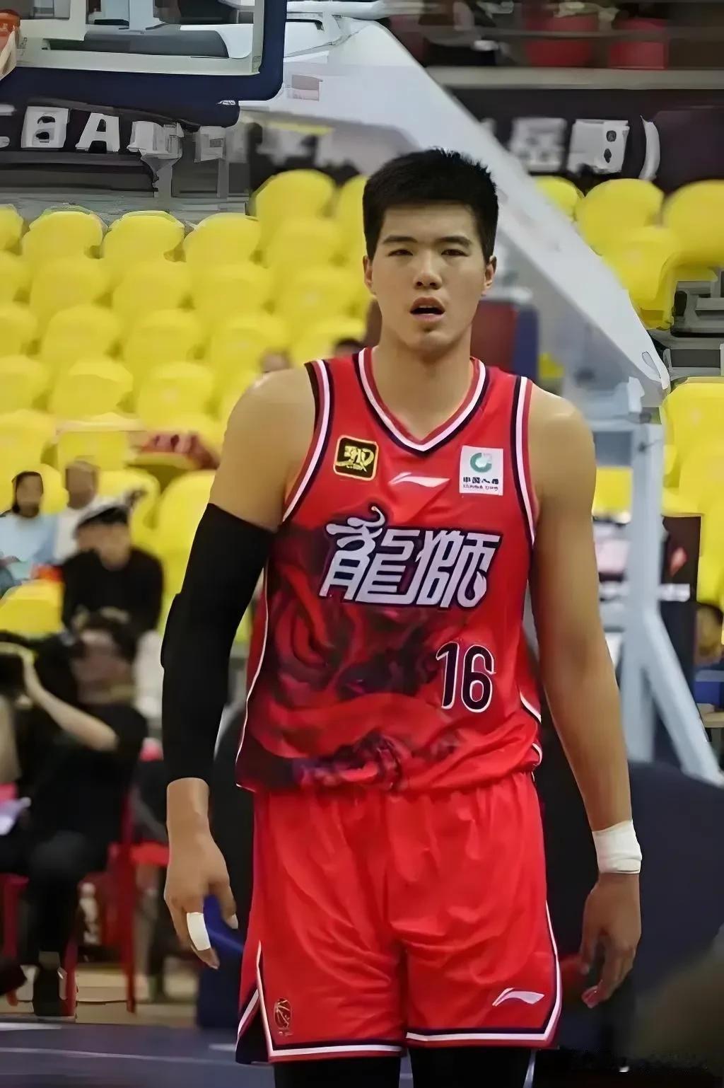 宏远重金换来焦泊乔却面临三大风险！
1.身体风险
焦泊乔不到24岁，年纪轻轻却容