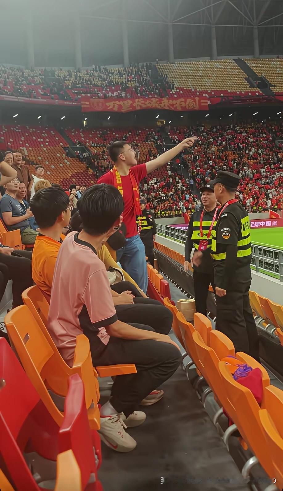 重庆龙兴专业足球场，看到国足史无前例的0:5输给巴勒斯坦，这位年轻小伙彻底蚌埠住