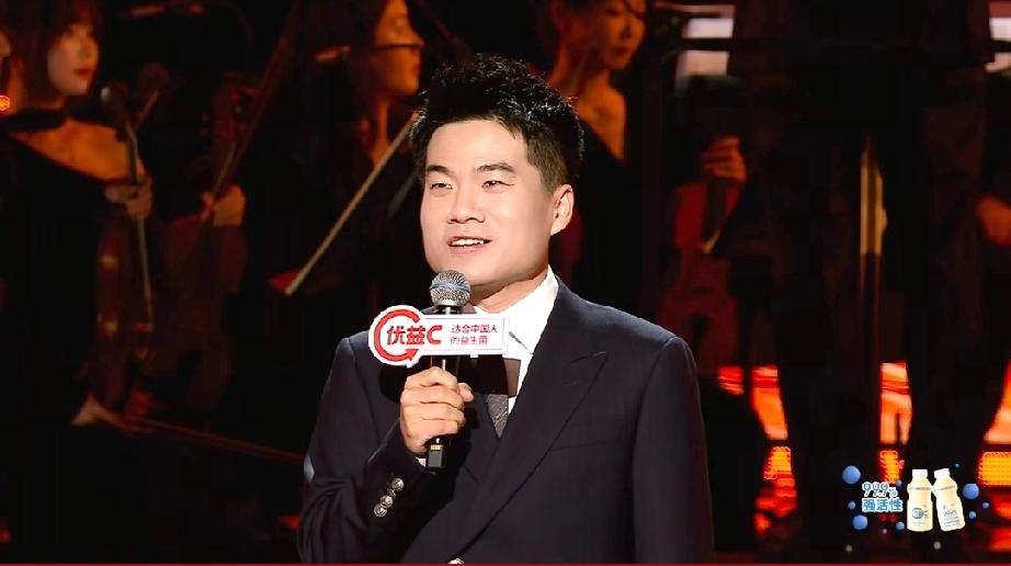 欣赏完与辉同行的跨年乐享会，感慨万千，却不知从何说起。用什么词来形容呢？高级、震