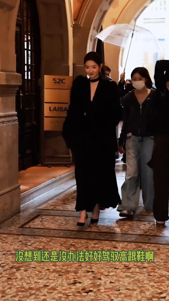 笑发财了，没想到王玉雯的克星居然是高跟鞋。自从王玉雯下车被高跟鞋暗算之后，她走路