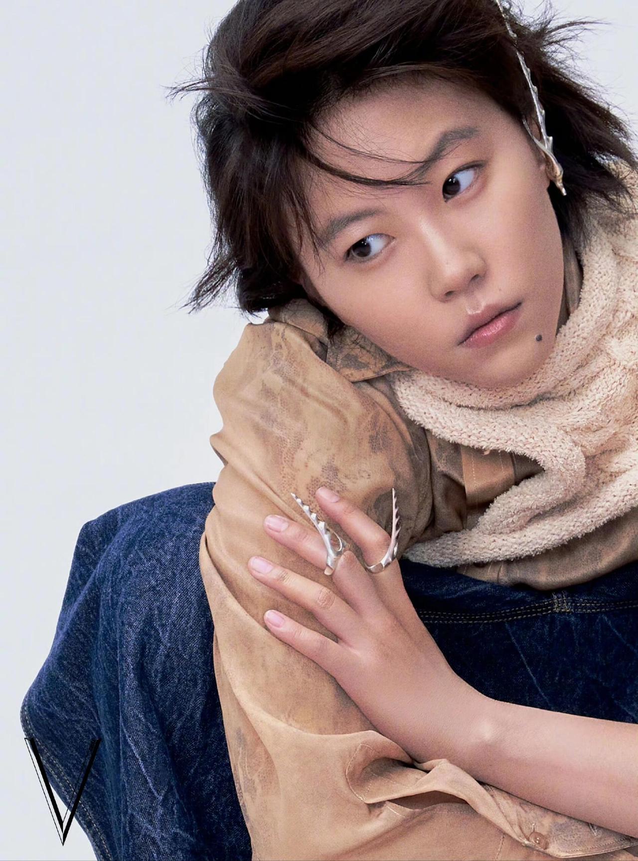 不查不知道，一查吓一跳。
王菲女儿窦靖童竟然出了5张专辑了？
但是感觉一点也不火