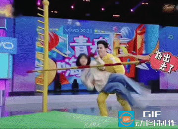 有网友说，就冲宋威龙“不合群，没和大家一起笑”高低也得粉他。

也有网友觉得胡先