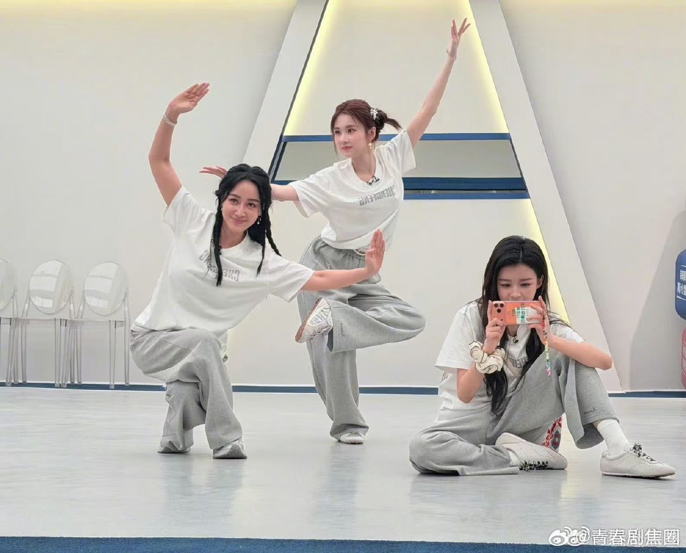 孙怡晒与张慧雯赵子琪合照乘风2026三位姐姐同框画面和谐又美好，孙怡晒出的合照满