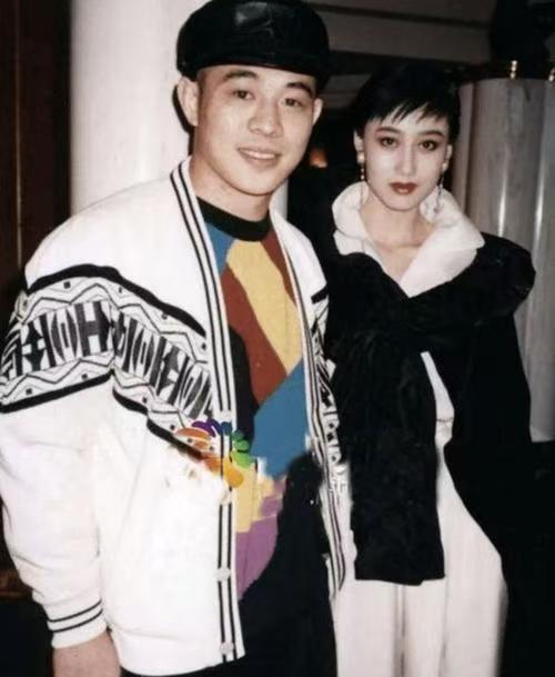 李连杰说为了利智，可以不要名不要利，可以断送所谓的前程，甚至是为她而死。所以李连