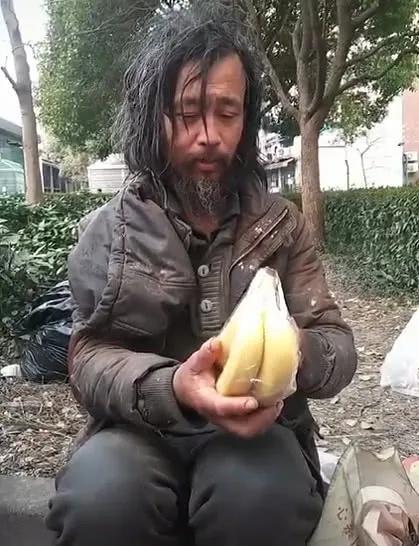 为什么我觉得有些流浪汉是活的最通透的一些人呢？好多人指责它们懒，所以，宁愿睡大街