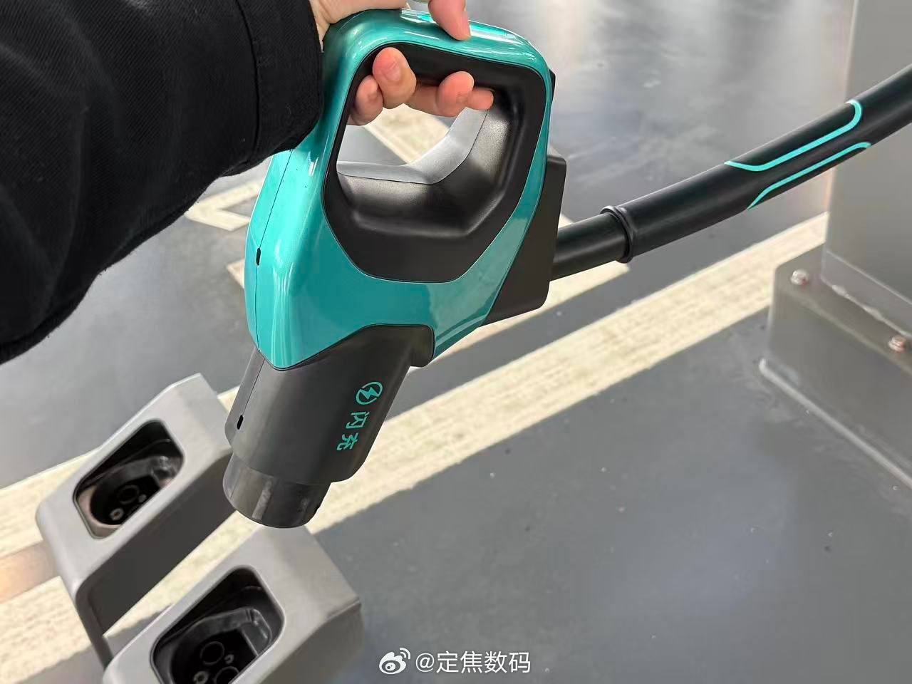 提了一下，感觉轻了一半…关键是，它是有轨道的，位置挪动方便了迪子的说法是 硬核闪