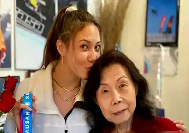 刚拿下米兰冬奥金牌，谷爱凌就哭了，她说，这块金牌不是给自己的。
 
原来，比赛期