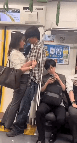 地铁情侣这波