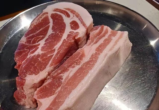 猪价跌破5块，一个被严重低估的经济信号，正从14亿人的餐桌上悄然释放。你以为猪价