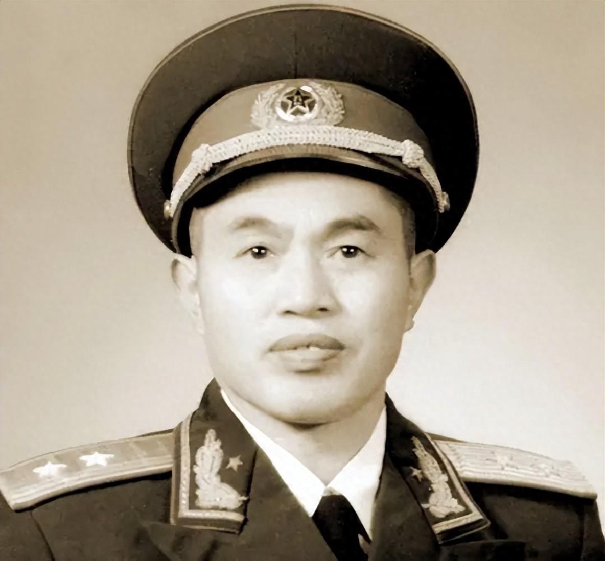 1950年代24军军长偶然捡到一名女婴，夫人开心提议：正好可以让她做我们小牛的未