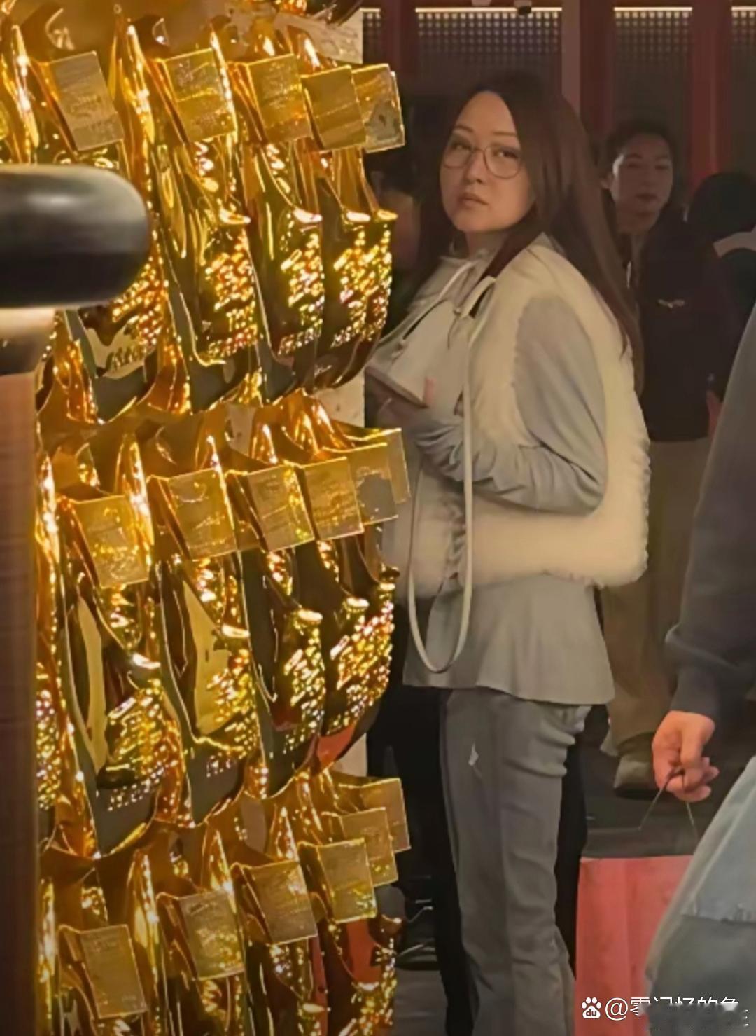 55岁杨钰莹被偶遇，这才是她最真实的状态。 