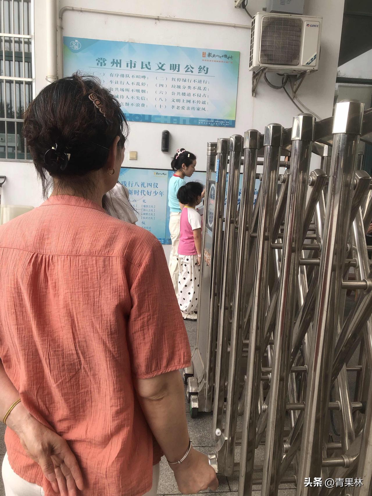 记录我的2026今天天气晴朗，气温适中，冠英小学门口格外热闹。一早就在进行幼儿园