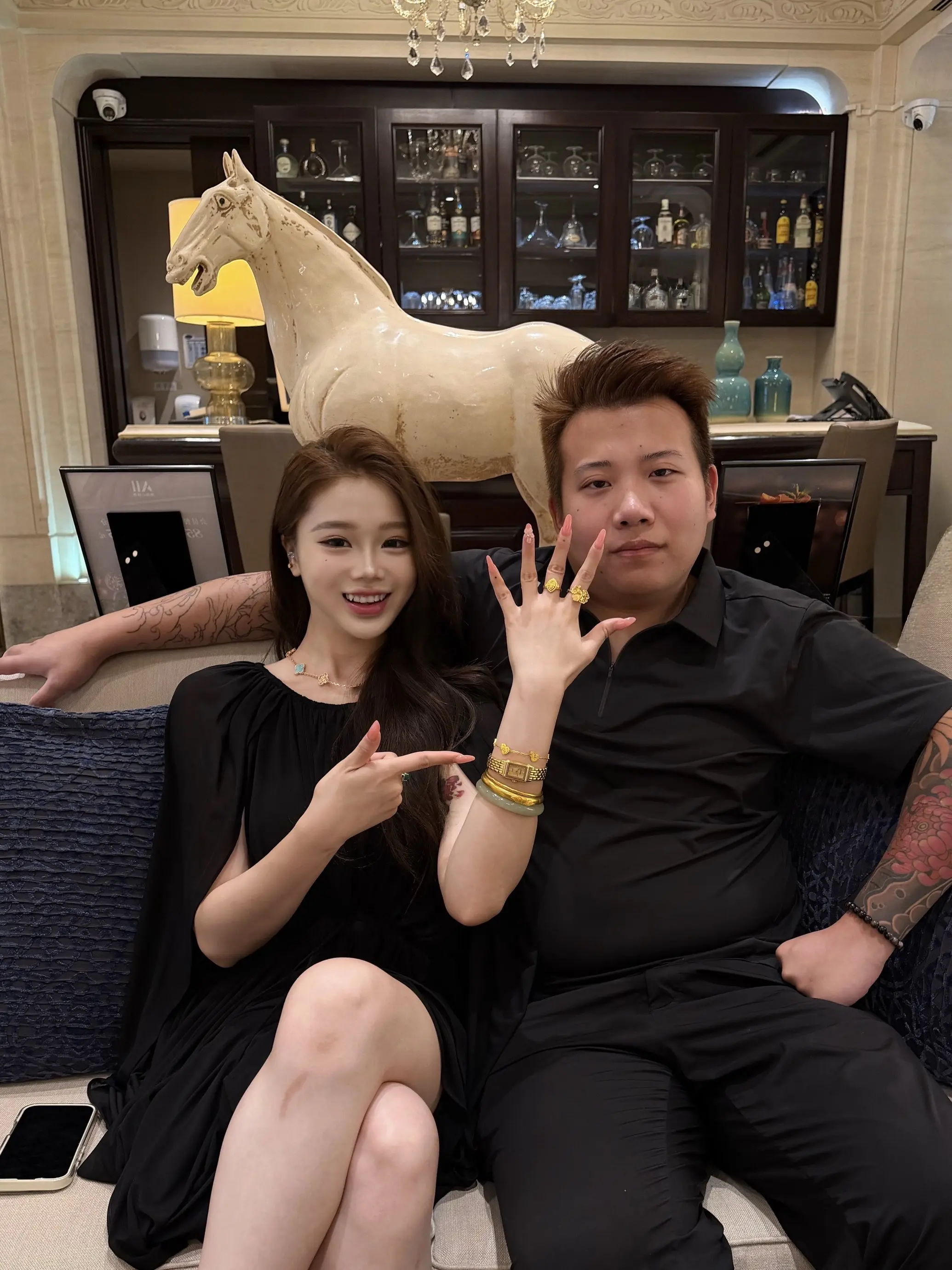 有情不能饮水饱 但真正爱你的人不会让你一块金表都没有 你说是吗?