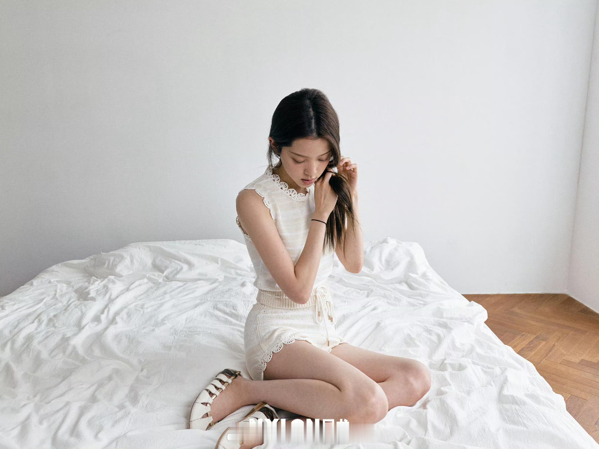 欧阳娜娜《NYLON尼龙》七月刊封面故事上线，镜头前是妥帖兼顾灯光与期待的亮眼少