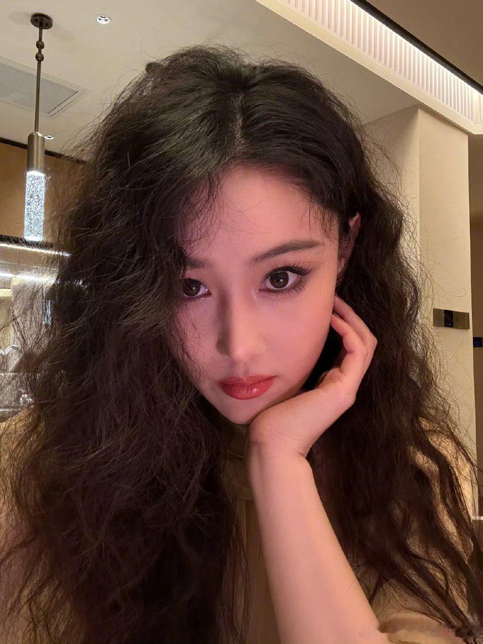 张馨予说热巴演得好两个人都是浓颜大美女呀,就喜欢这种联动感,美女之间惺惺相惜互相