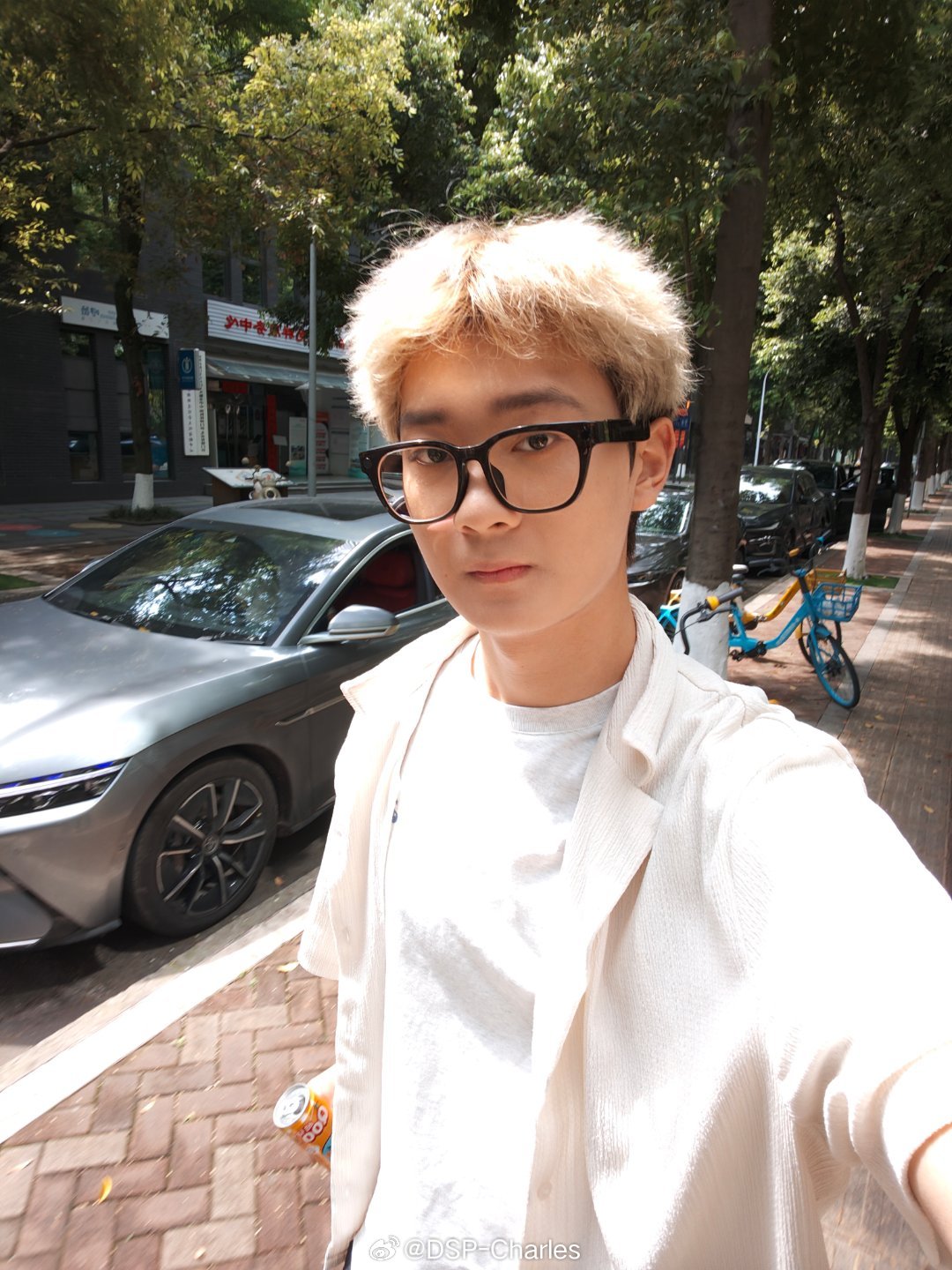 今天去客串一下朋友的视频成都是真入夏了，穿个短袖都觉得热