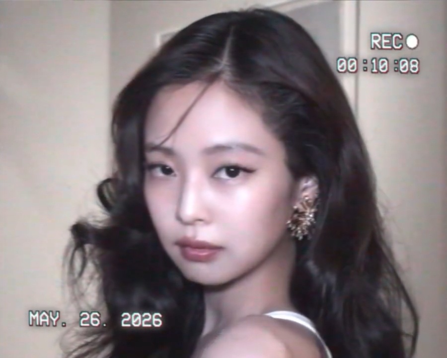 当Jennie直视镜头时的魅力此女真乃绝色😍 