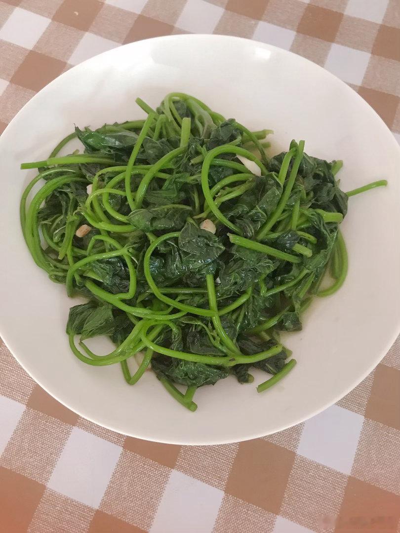 脆皮烧肉炒苦瓜，蒜蓉番薯叶，鱼籽金蛋裙带汤，弹牙丝苗饭，居家饭好吃干净又美味