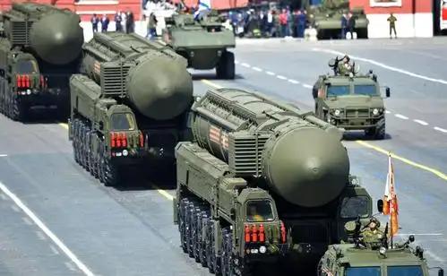 美国可以把伊朗打残，但是必须动用战术核武器；可如果美国敢迈出这一步，伊朗第一天遭