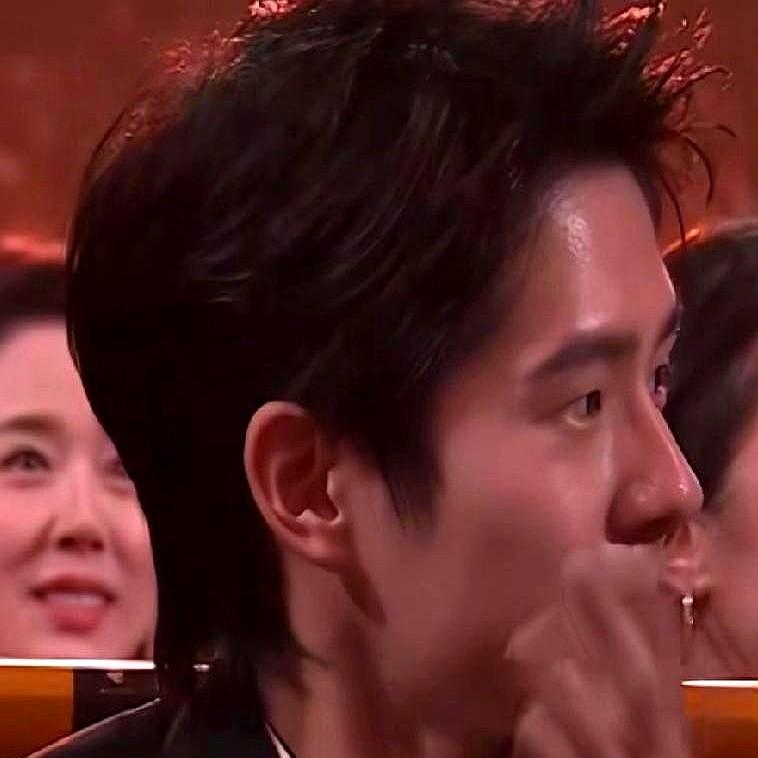 说真的，金鸡奖那个镜头，我来回看了好几遍。

刘昊然给易烊千玺鼓掌，那张脸又想体