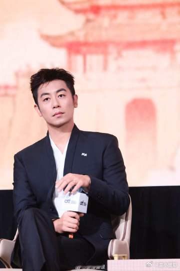 白宇谈太平年剧组卷文言文台词 白宇在《太平年》中饰演的钱弘俶，深刻领悟了钱家家训