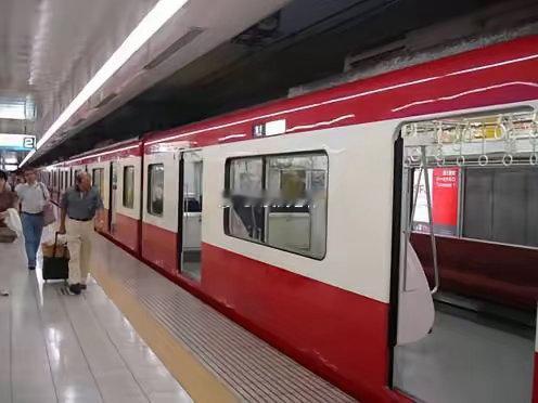 1.电商干掉了实体店2.微信干掉了电话☎3.线上支付干掉了现金4.网约顺风车干掉