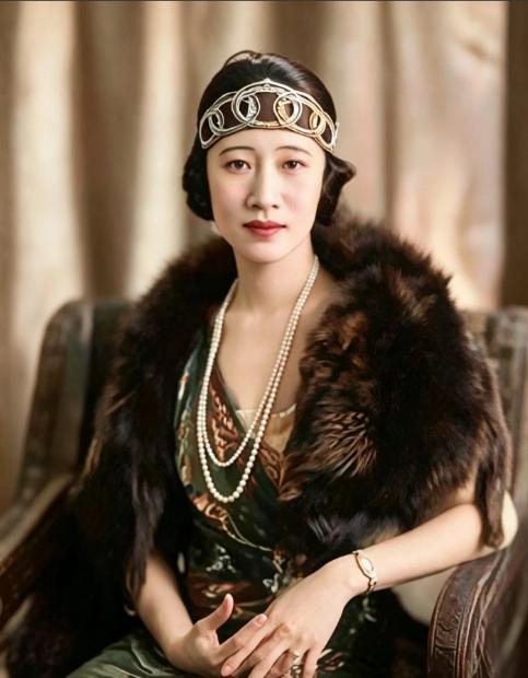 这是顾维钧的前妻黄蕙兰。她做了36年大使夫人，丈夫却背叛她28年。她被顾维钧利用