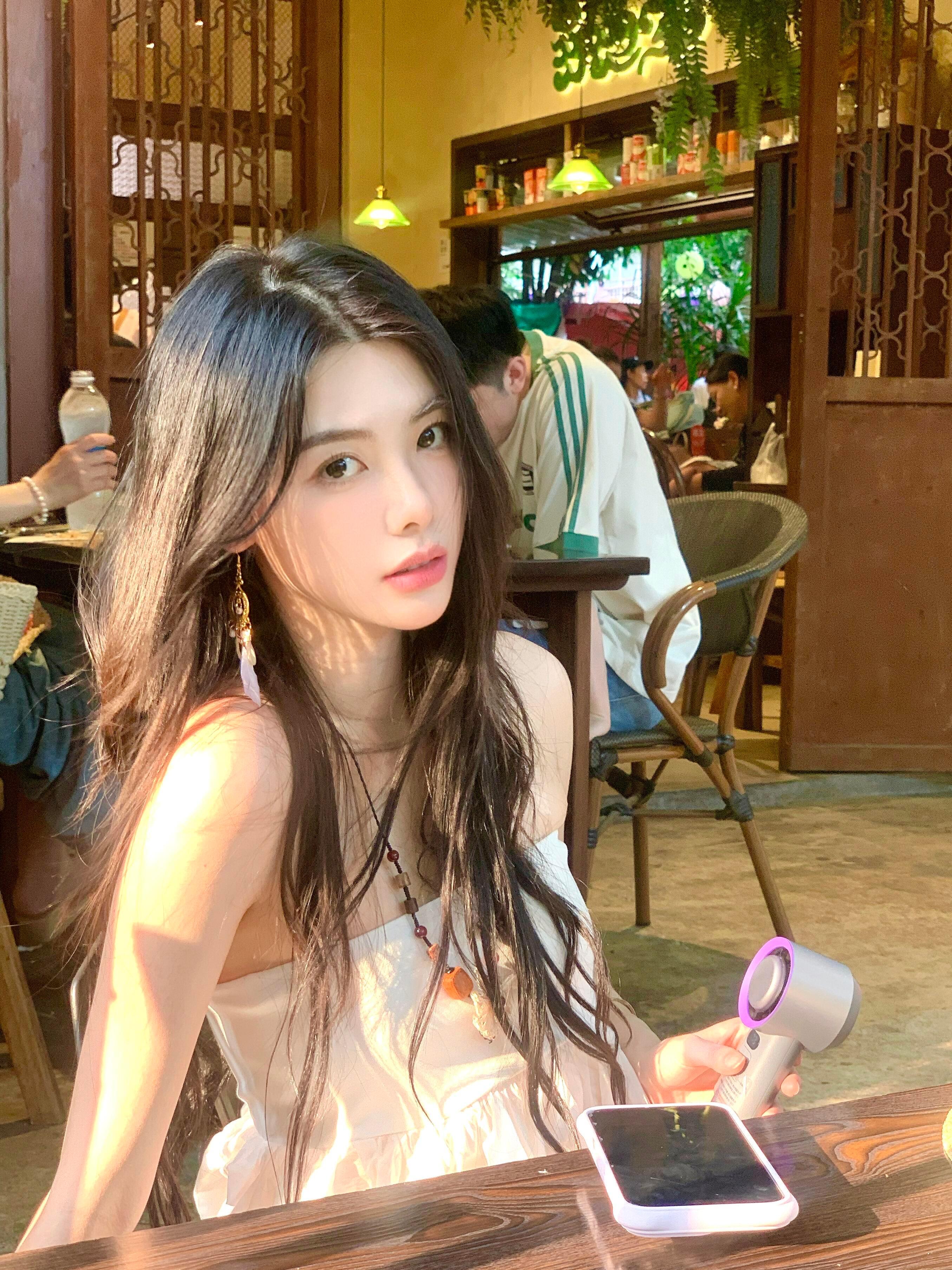 感觉她俩有一点儿像 