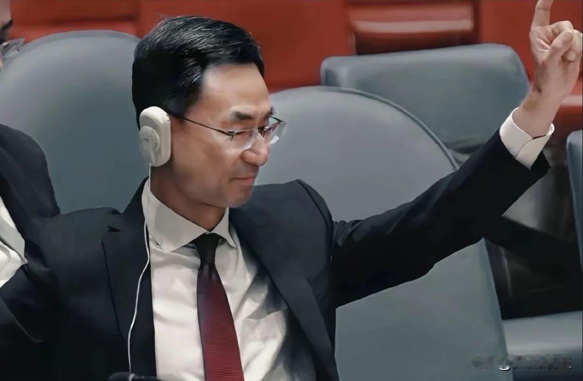 之谜！哦！听说耿爽先生在联合国大放异彩，毫不畏惧！还有报道称他直接在谈判中跷起了