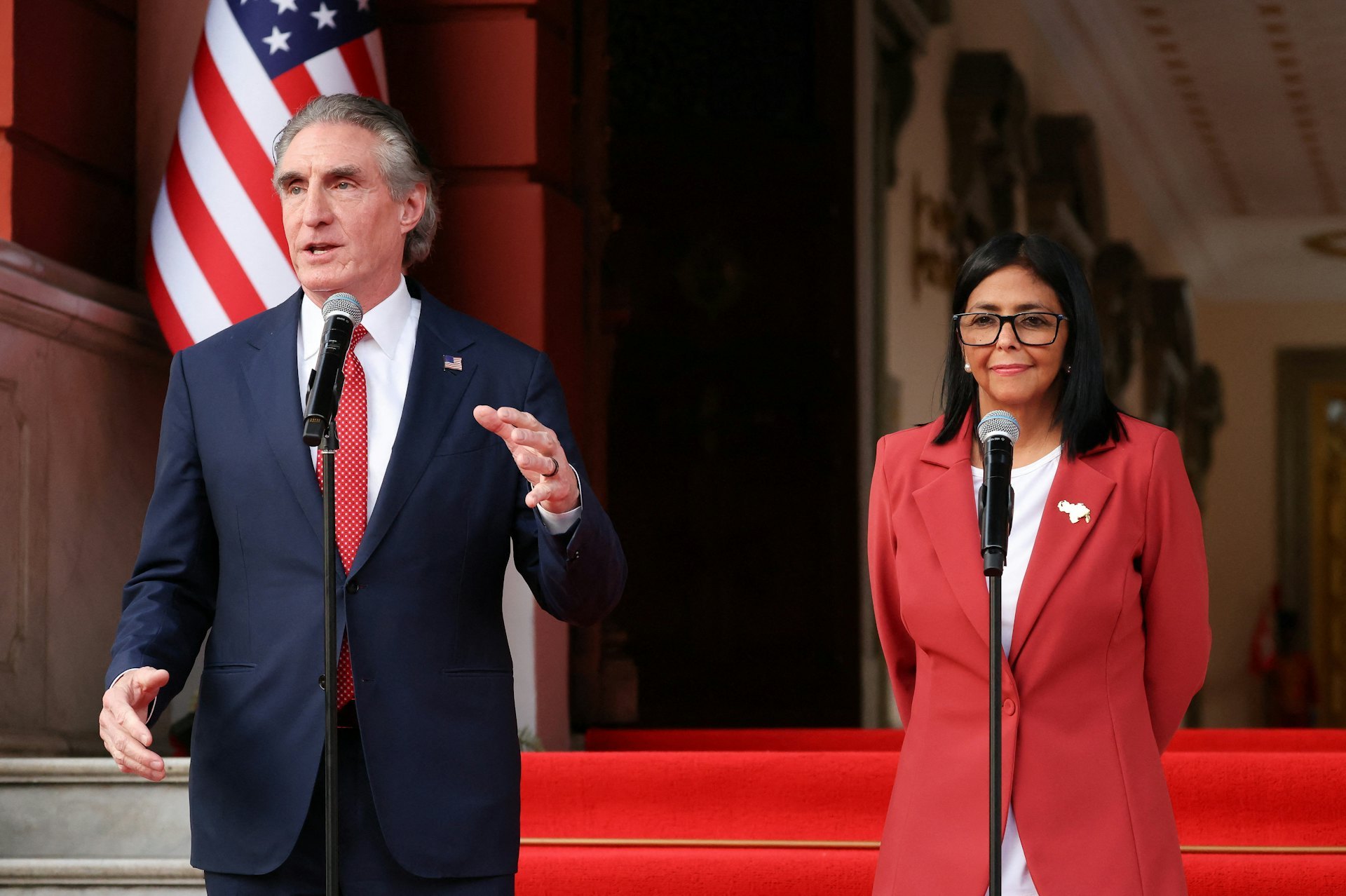 美国内政部长称，美方近期从委内瑞拉带回价值一亿美元的黄金，这是两国二十多年来首次