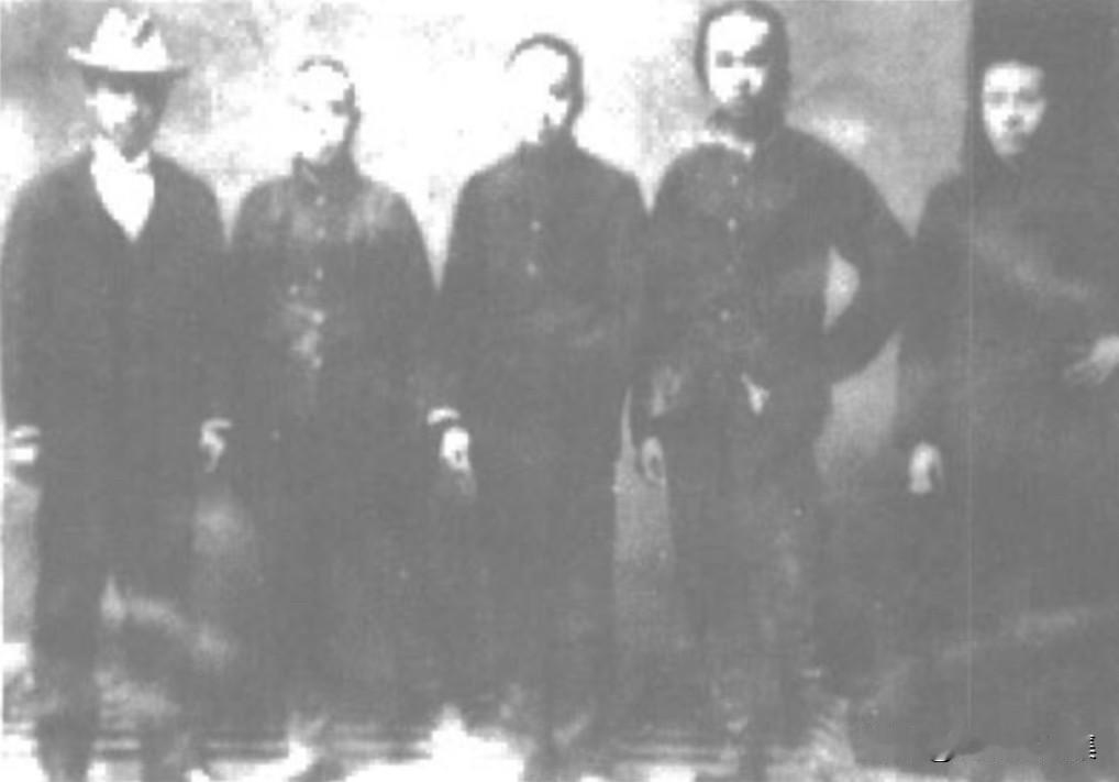 1903年2月，陈独秀（左一）与友人摄于东京。1901年10月开始，陈独秀多次东