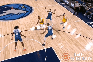 拉塞尔突破重围，强硬打成2+1。
#今年你收获了什么#