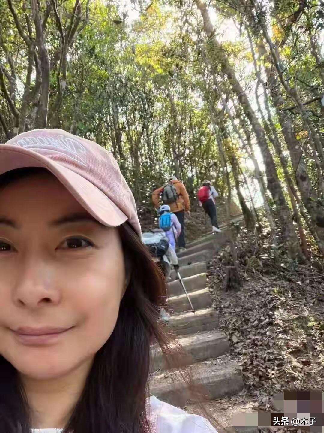 看了郭晶晶霍启刚一家五口爬山，才知道什么是真正的豪门，也理解了他们能够全网圈粉的