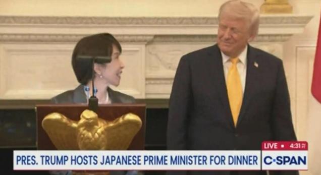 日本首相高市早苗访美，白宫晚宴致辞全程讨好特朗普，当众猛夸其儿子帅气基因好，还把