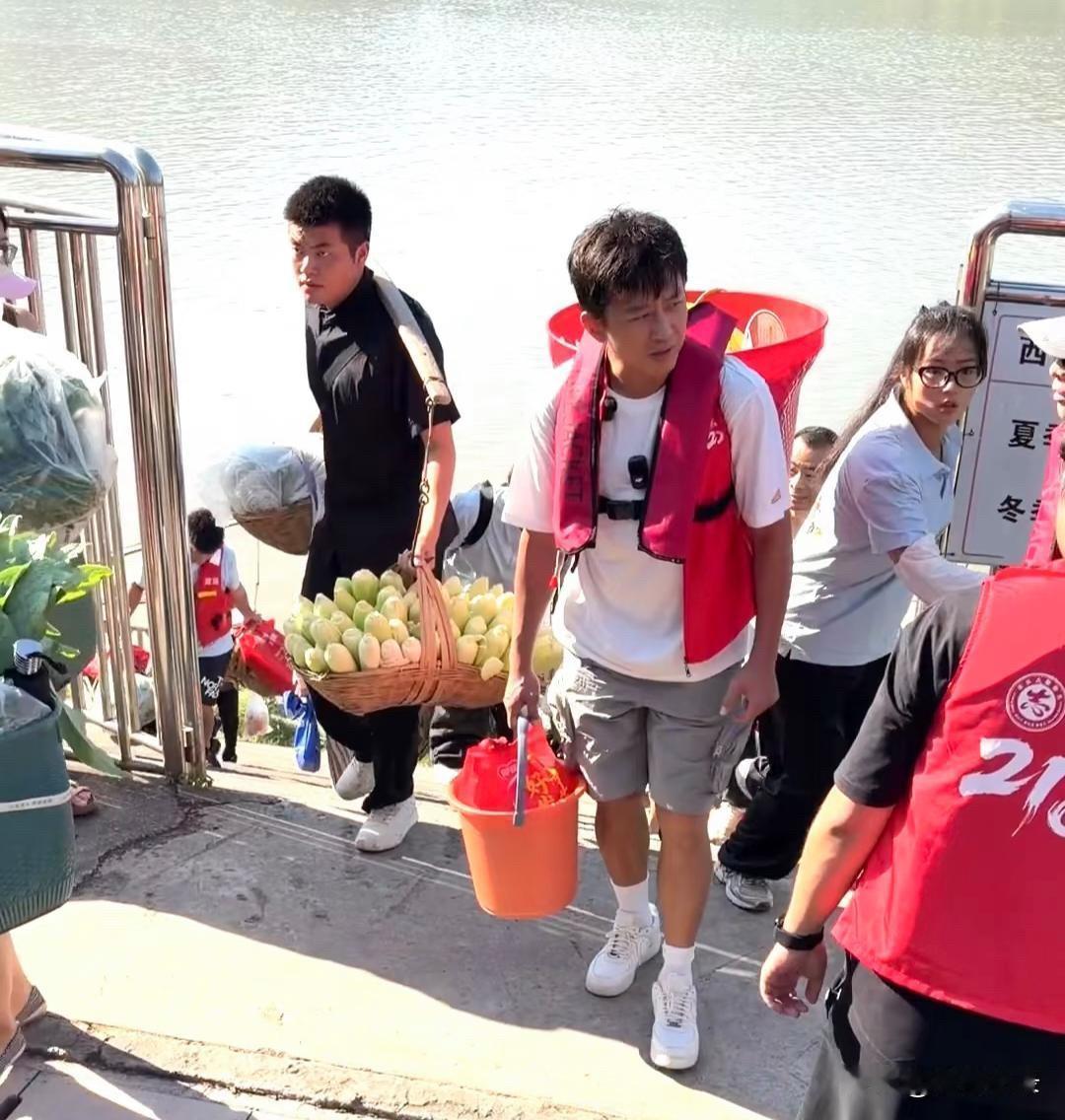 47岁邓超现身重庆做公益，到码头给阿爷阿嬷们背货物，热得大汗淋漓！他真的太用心了