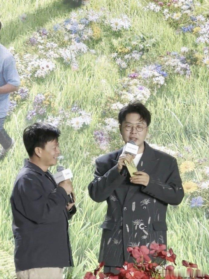 杜海涛帮00后村支书解决村民就业问题杜海涛招聘届的海底捞 铁厂直播暖心出圈，常态