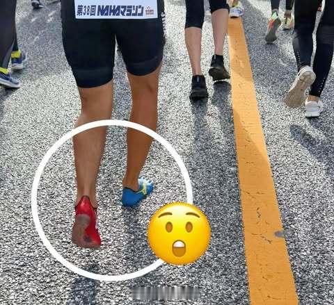 2025那霸马拉松中，一位赤足跑者给自己画了一双鞋跑步装备 赤足跑 马拉松 跑鞋