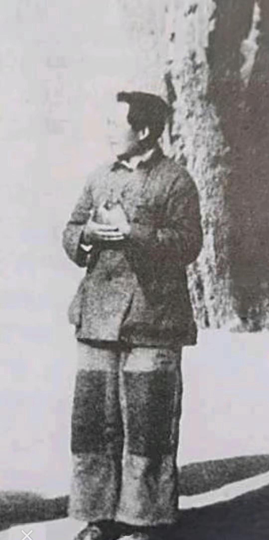 伟人留下来最朴素的一张穿补丁裤子的照片在那个同时期的各路军阀都穿的很好很好，唯有