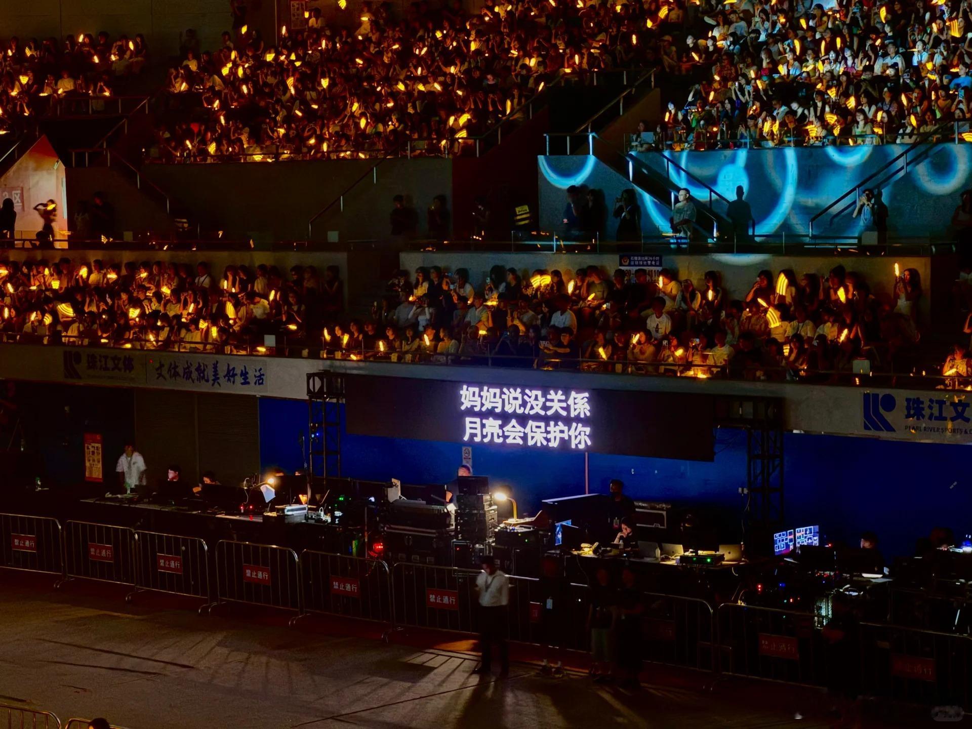 窦靖童王菲演唱会的跨时空重合窦靖童的广州站演唱会充满了温馨与感动。她不仅在舞台上