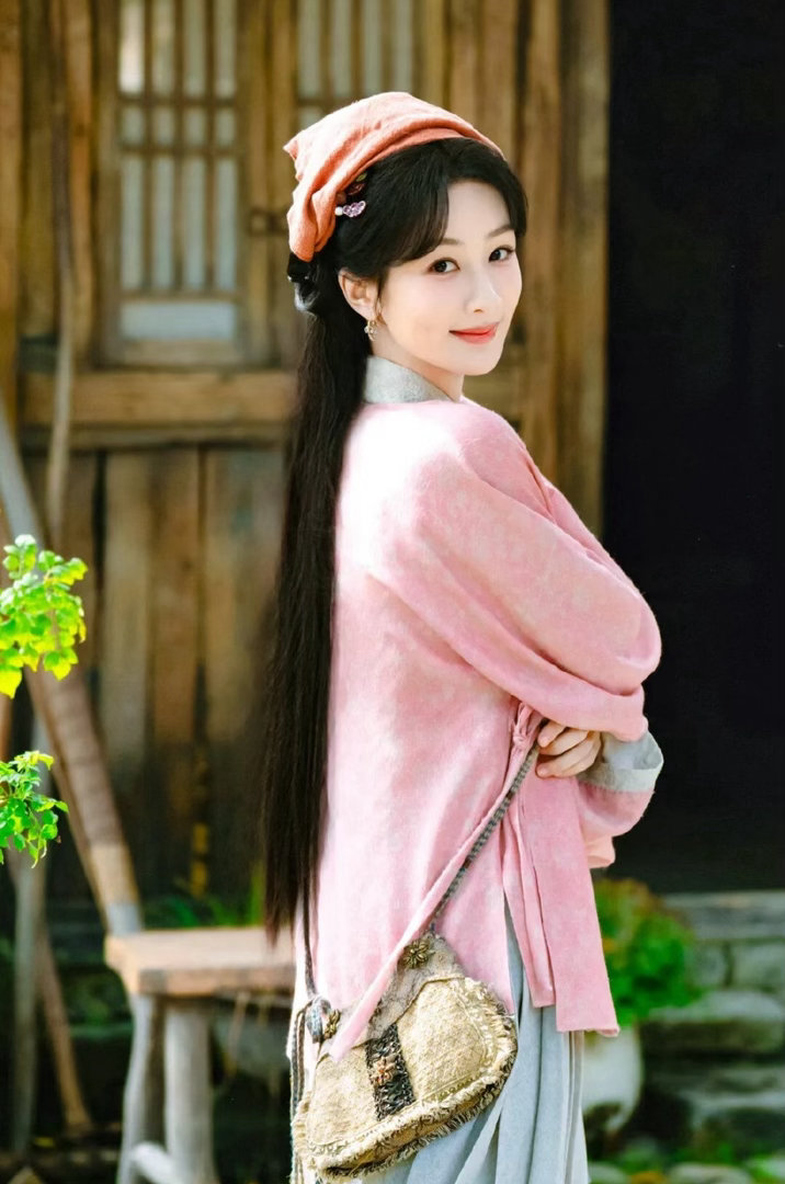 杨紫跳起来打王梓豪剧里李祯惨遭骗婚满心委屈，氛围感满是心酸无助，线下直接画风大变