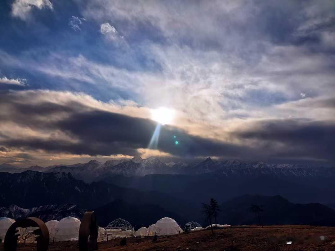 牛背山上，晚霞满天
图文：馨月