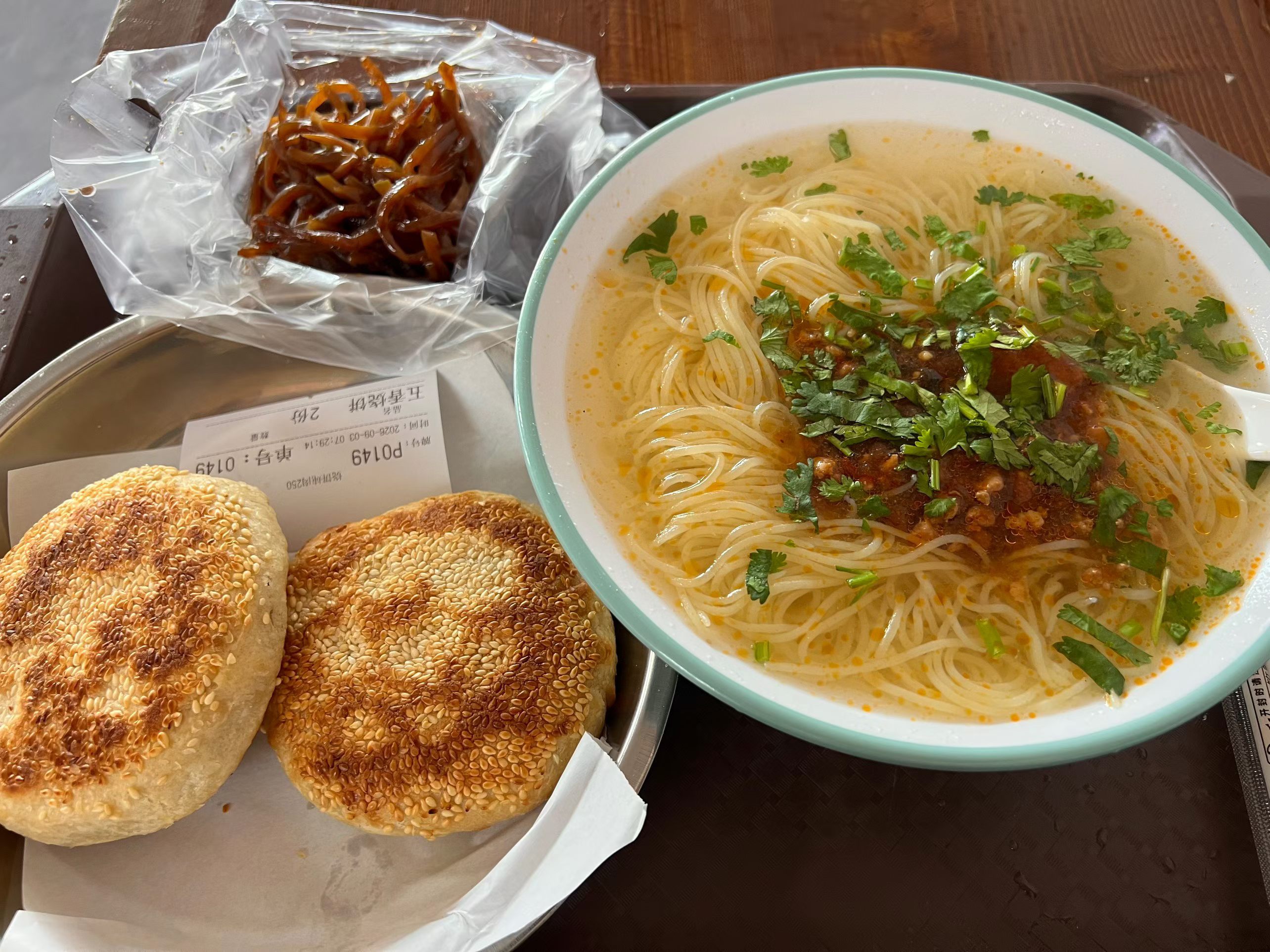 还得是现做的烧饼好吃，脆脆的，再搭配一碗清汤面，吃完暖乎乎的 ​​​