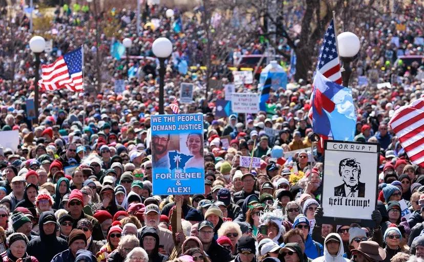 美国“No Kings/不要国王”抗议活动中出现了艺术品。 ​​​