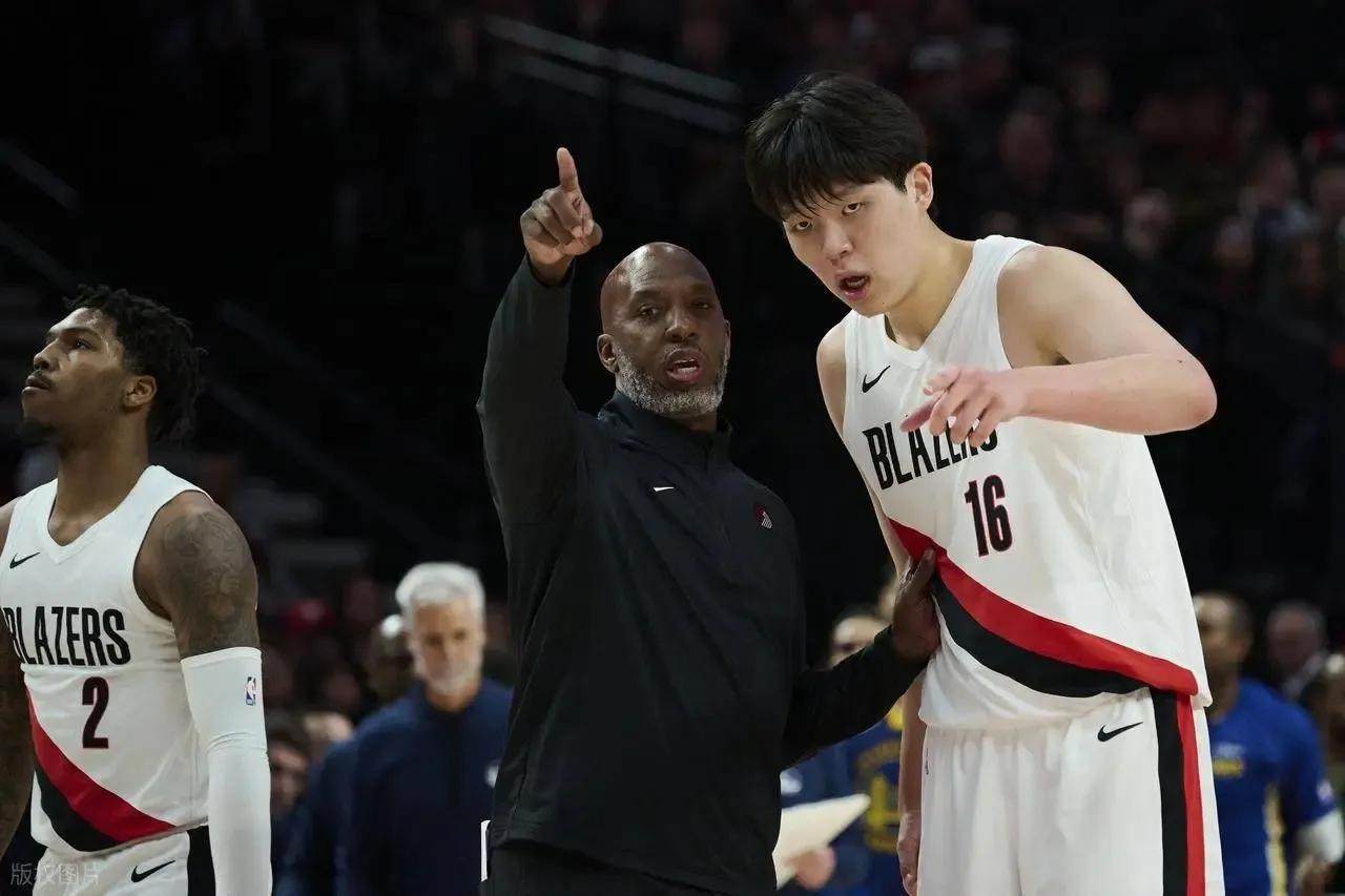 NBA开拓者主帅比卢普斯被捕！
当天还在执教揭幕战，指导中国球员杨瀚森完成首秀！