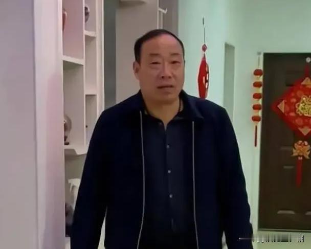公公退休金每个月8000块钱，一直和我们住一起，从没提过分要求，昨晚我正准备睡觉