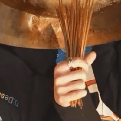 炫压抑中 