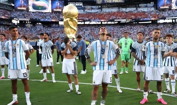 2026年世界杯决赛后，阿根廷全队竟在西班牙捧杯时集体背过身，拒绝见证对手的荣耀