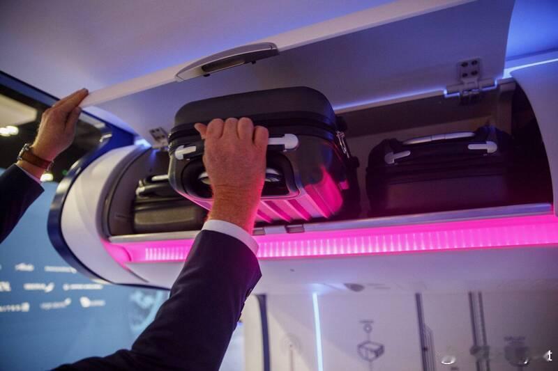 警惕！航班上行李柜被翻 中国男子偷走6.5万泰铢 落地即被抓海外新鲜事 飞机上也