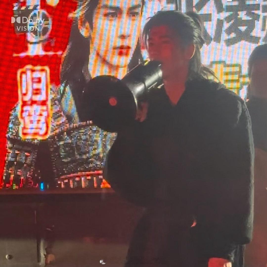 张凌赫杀青现场安慰粉丝张凌赫爸爸记录张凌赫和粉丝互动 张凌赫不愧是暖男啊 