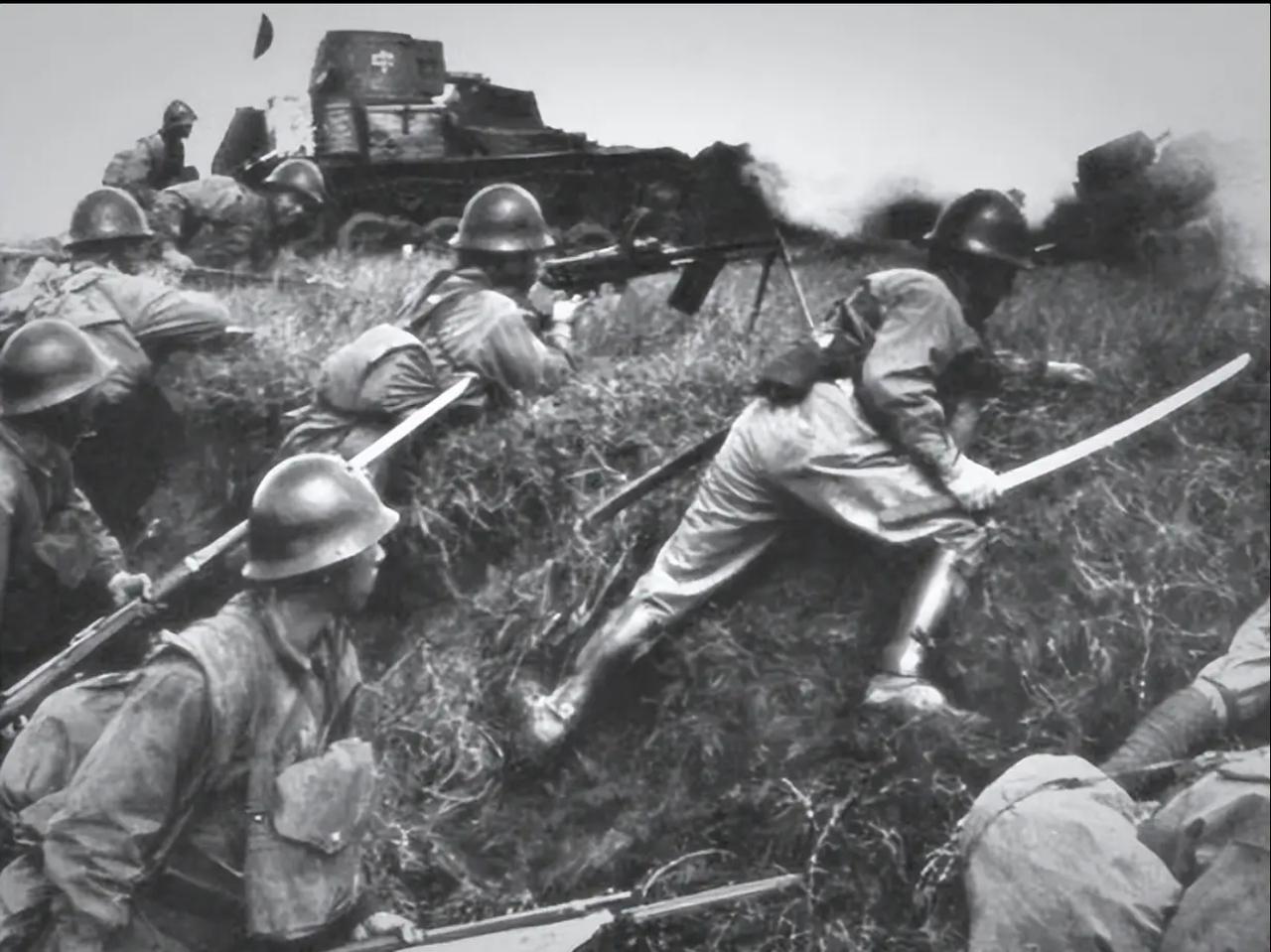 这是一张记录侵华日军作战的黑白历史照片。画面中，头戴90式钢盔的日军士兵在九四式